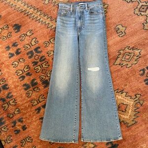 Levi's Women's Ribcage Bell Bottom Jeans *with knee patch :) 26X32